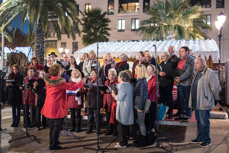 Outdoors choir