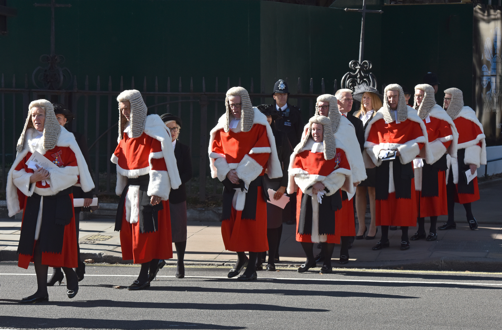 What Are the Key Differences Between Barrister and Judge Attire?